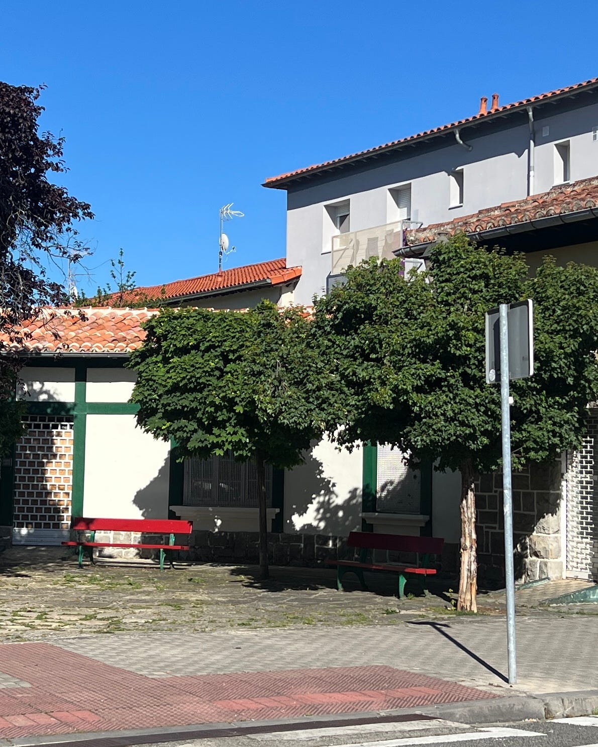 sombras duras proyectadas en edificios