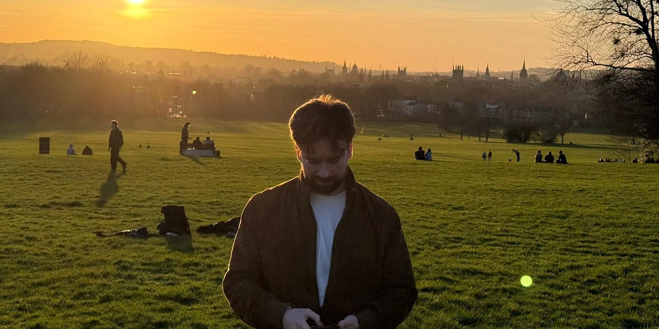The paradox of loneliness in digital area: connected to everyone, close to no one