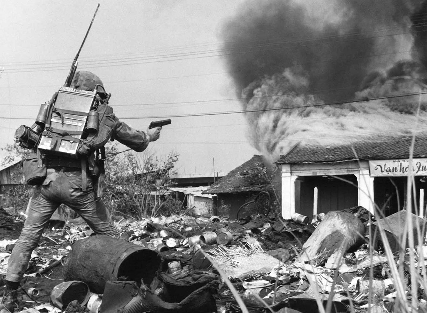 February 19, 1968, Saigon: South Vietnamese combat police confront Viet Cong forces occupying city blocks, advancing towards a burning building in the northeastern part of the capital. February 19, 1968, Saigon: South Vietnamese combat police confront Viet Cong forces occupying city blocks, advancing towards a burning building in the northeastern part of the capital.
