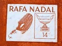 SAQUE - ¡INMORTALIZADO! 👣 La placa que quedará en la Philippe Chatrier en  homenaje a Rafa Nadal 🐐 | Facebook