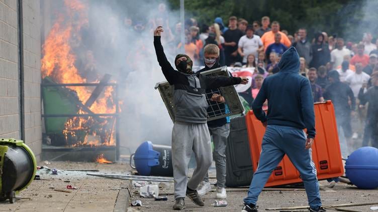 UK riots: Far-right mob storms Rotherham hotel and attacks police amid  escalating violence | Middle East Eye