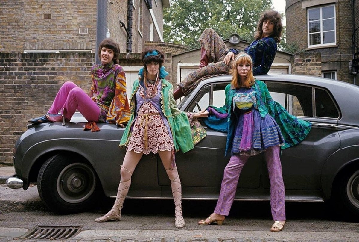 These Color Photos Capture the Psychedelic Hippie Fashion in London during  the 1960s - Rare Historical Photos