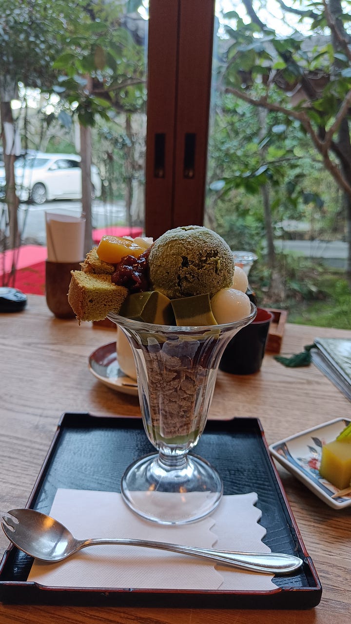 De gauche à droite : parfait matcha à Itoshima, parfait customisé à Hita, parfait matcha à Beppu et yoru parfait à Sapporo
