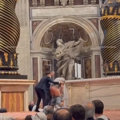 Viro pisanta sur altaron en la Baziliko de Sankta Petro