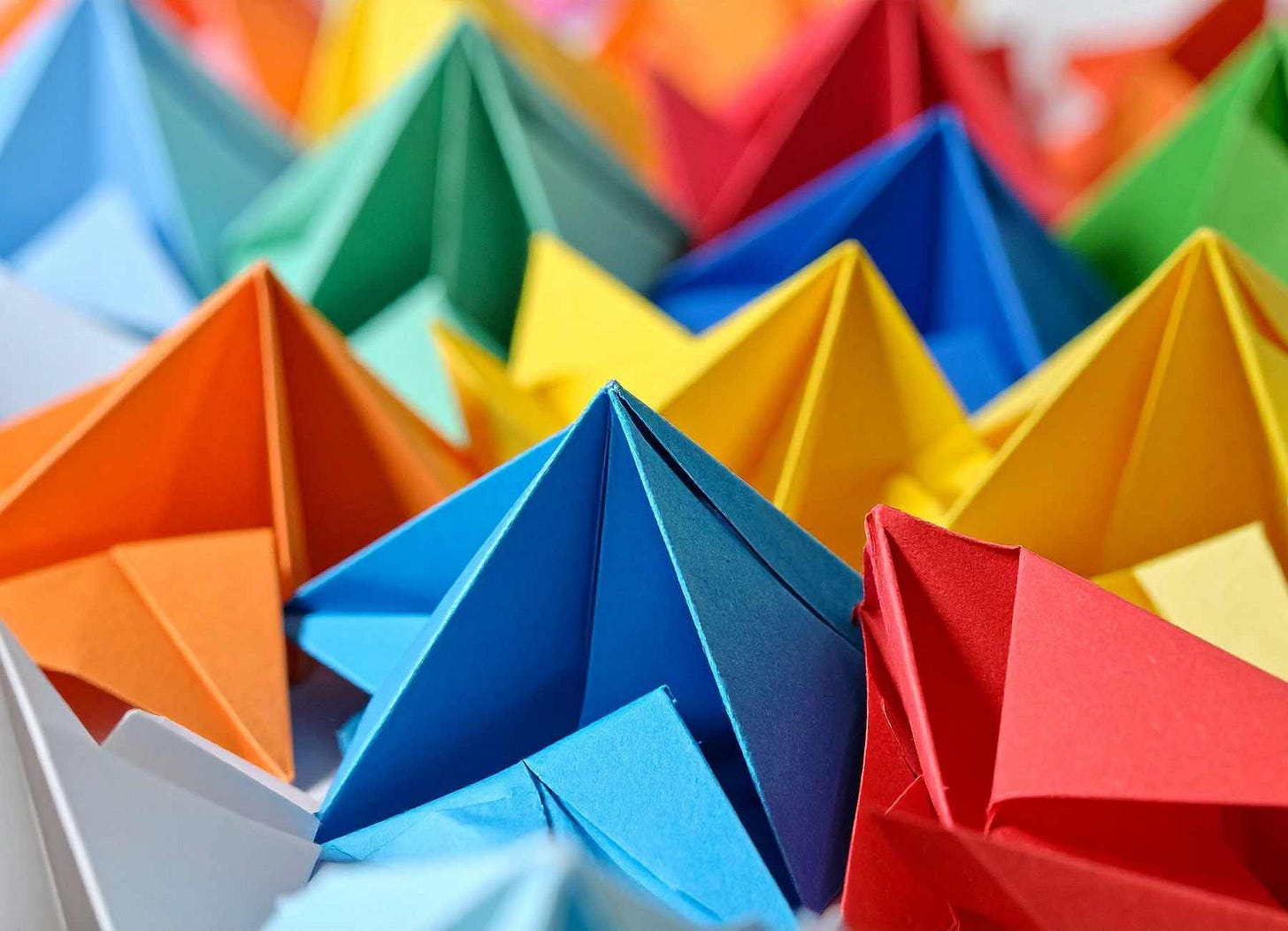 des papiers en origami plié pour présenter les angles de communication de sacheen sierro des papiers en origami plié pour présenter les angles de communication de sacheen sierro