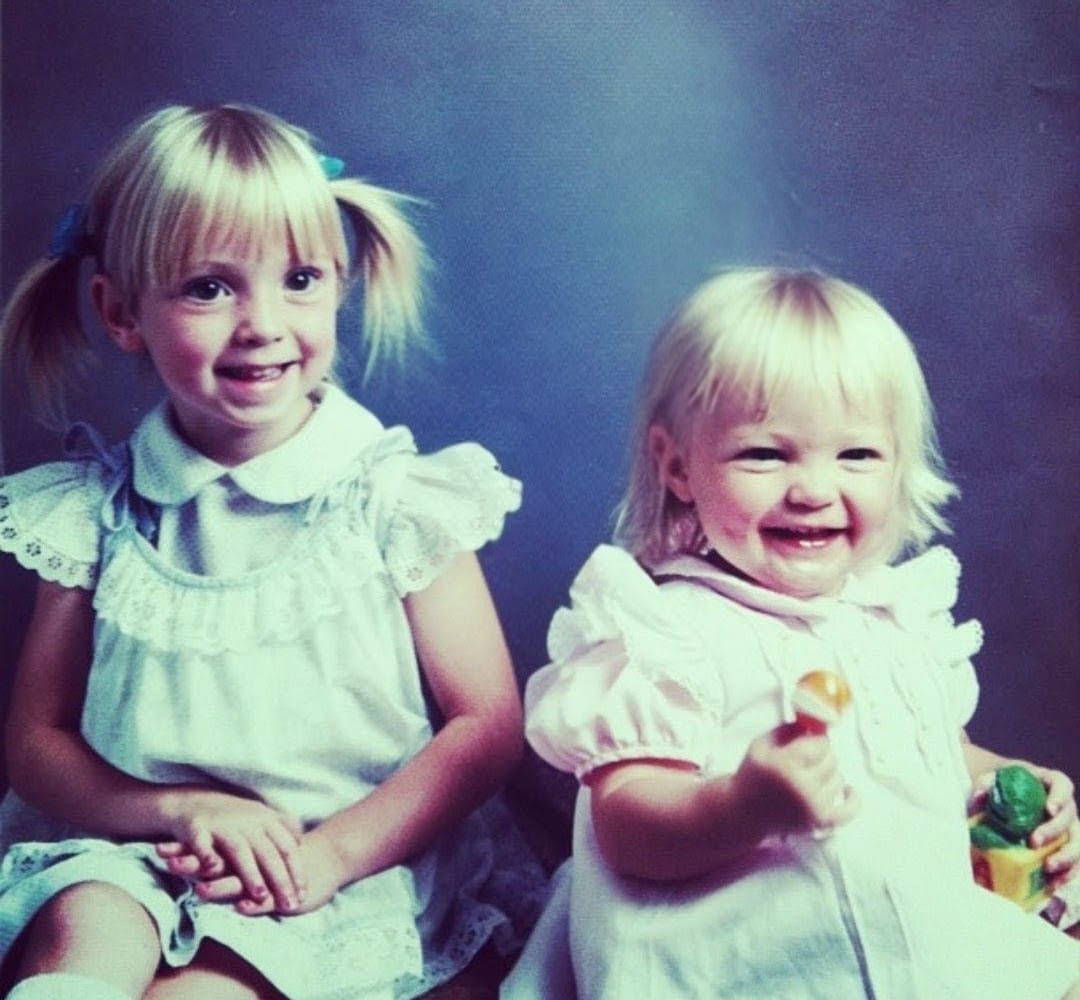 Dr Ellie Murray and her sister Pom editor Sarah Radz as cute babies