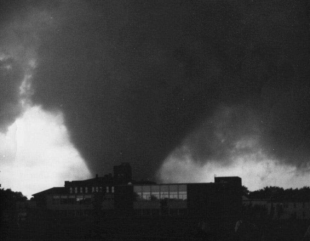 El tornado de Fargo, Dakota del Norte, de 1957, fotografiado desde el este del Edificio del Sindicato de Estudiantes Memorial. 