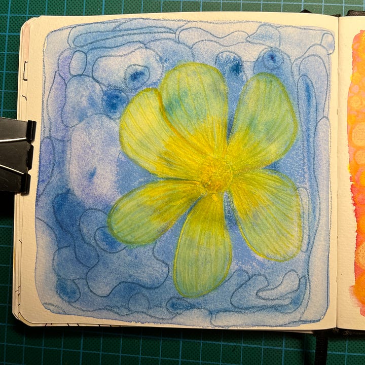 Fleur jaune aux crayons de couleurs et Neocolor II, sur fond d'aquarelle bleu. Cercles jaunes aux crayons de couleurs et Neocolor II sur fond d'aquarelle rouge.