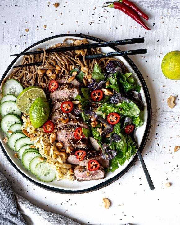 Noodle salade met eendenborst en hoisin