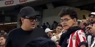 Ayer se hizo tendencia un video en el Estadio BBVA donde un papá regaña a  su hijo en pleno partido 😳 Muchos pensaron que el señor, supuestamente  aficionado de C.F. Monterrey, estaba