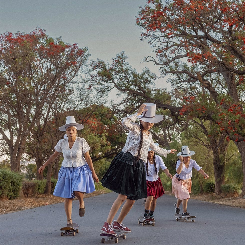 Cuatro mujeres del grupo ImillaSkate patinan en el parque de Pairumani, cerca de Cochabamba, uno de sus lugares favoritos de reunión. LUISA DÖRR Cuatro mujeres del grupo ImillaSkate patinan en el parque de Pairumani, cerca de Cochabamba, uno de sus lugares favoritos de reunión. LUISA DÖRR