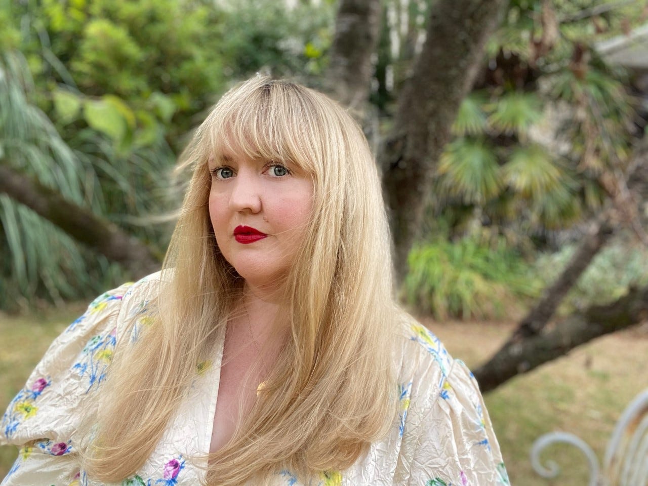 A person with blonde hair and red lipstick

AI-generated content may be incorrect.