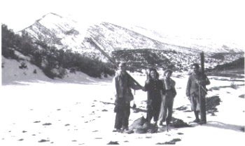 Esquiada famosa quan es va poder anar a les pistes d´esquí d´Hostal Roig, al Montsec, l´11 de Febrer de 1945. Fotos del arxiu Sirera-Jene i Montse Teres. Esquiada famosa quan es va poder anar a les pistes d´esquí d´Hostal Roig, al Montsec, l´11 de Febrer de 1945. Fotos del arxiu Sirera-Jene i Montse Teres.