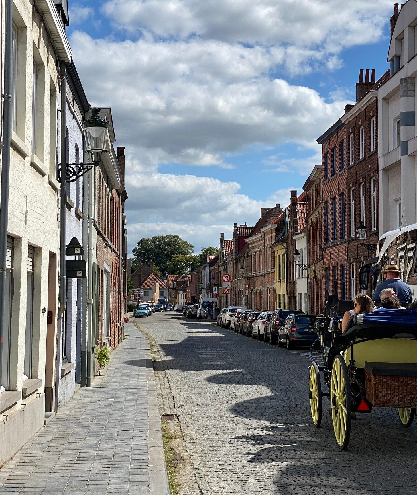 Alte Kopfsteinpflaster-Sttraße in Brügge mit Pferdekutsche 