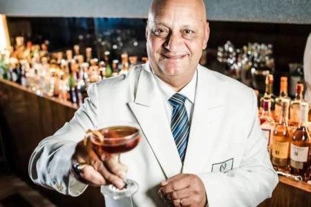 Na foto, o bartender Derivan Ferreira de Souza, mestre da coquetelaria brasileira - Metrópoles Na foto, o bartender Derivan Ferreira de Souza, mestre da coquetelaria brasileira - Metrópoles