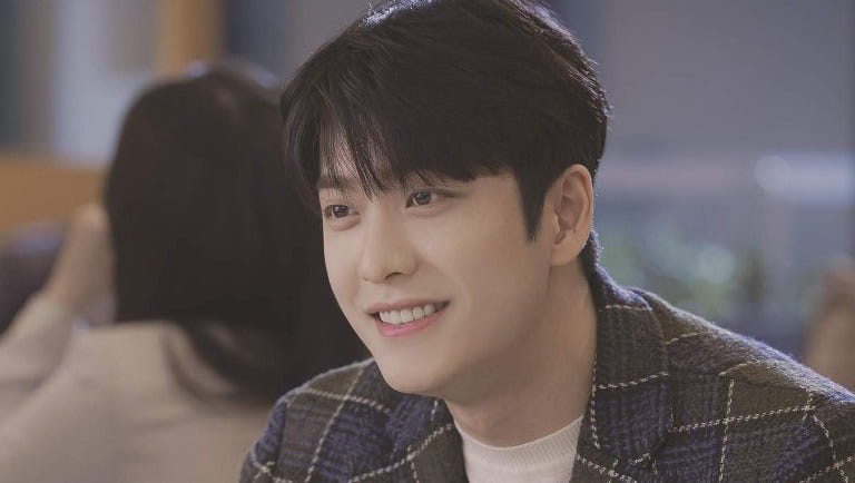 Jun Ho smiling at Woo Young Woo