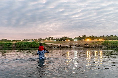 Migrantes haitianos cruzando la frontera Ciudad Acuña - Río.