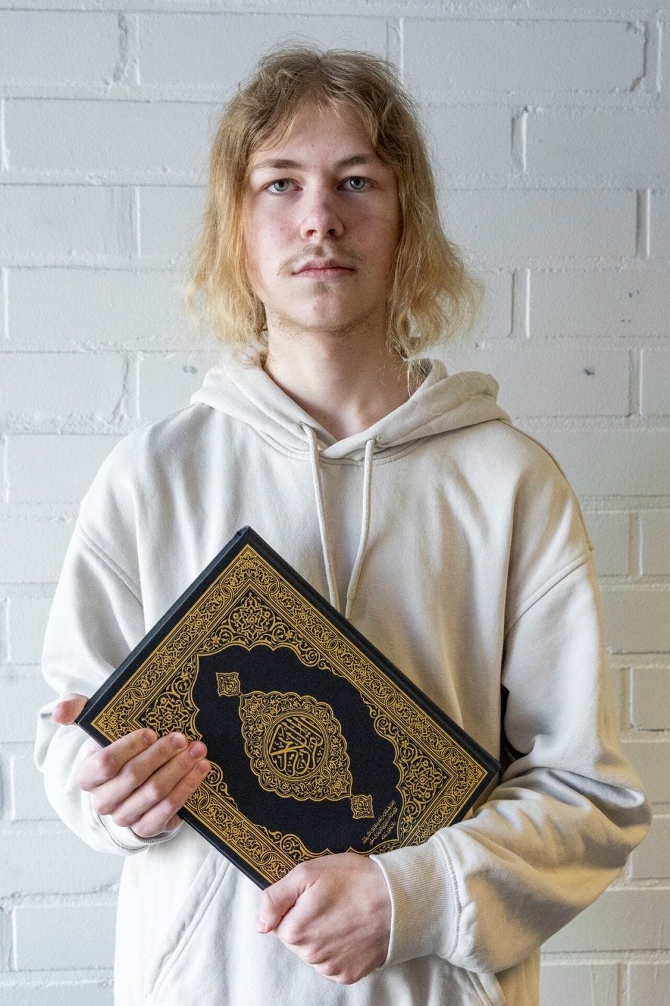 Tiikasalo korostaa islamin “tuomaa itsekuria” – viisi rukousta päivässä, paasto – ja näkee muslimit moraalisesti ylempänä tasolla kuin muut, levittäen “vääräuskoisiin” kohdistuvaa ylivoimaa julistavaa ISIS:n ideologiaansa. Tiikasalo korostaa islamin “tuomaa itsekuria” – viisi rukousta päivässä, paasto – ja näkee muslimit moraalisesti ylempänä tasolla kuin muut, levittäen “vääräuskoisiin” kohdistuvaa ylivoimaa julistavaa ISIS:n ideologiaansa.