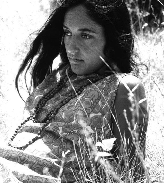 30 Fascinating Black and White Photos of a Young Joan Baez in the 1960s 30 Fascinating Black and White Photos of a Young Joan Baez in the 1960s