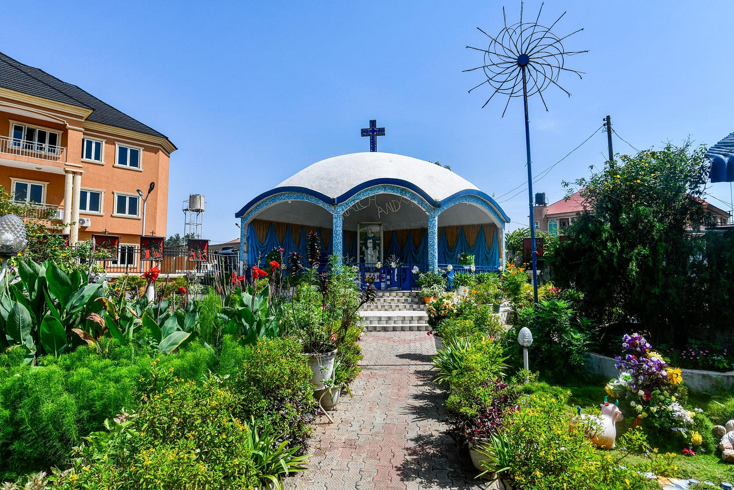 Image may contain Architecture Building House Housing Villa Garden Nature Outdoors City Neighborhood and Animal