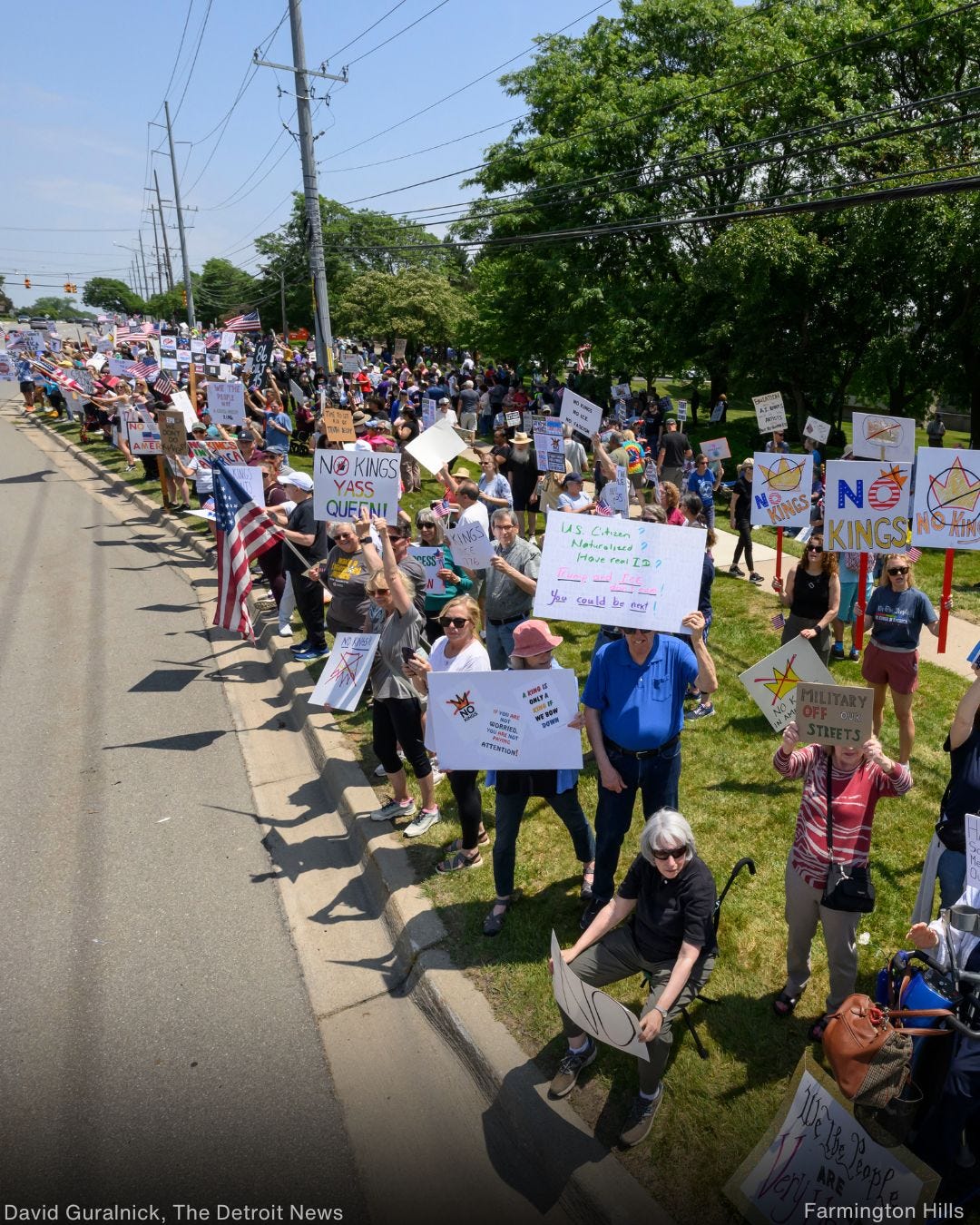 May be an image of ‎3 people, crowd and ‎text that says '‎NOKINES YASS QUEENI 立： -- 노고s الية NSNGS KINGSINO UN 천남 David Guralnick, The DetroitNews Detroit News Farmington FarmingtonHills Hills‎'‎‎