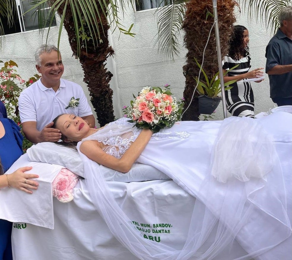 Cristiane durante seu casamento no Hospital Municipal de Jaru em maio deste ano  — Foto: Arquivo Pessoal/Família