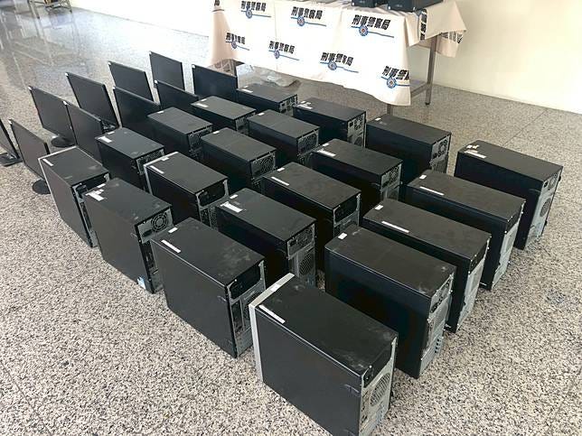 刑事局電偵大隊第二隊今天宣布破獲「老佛爺」、「168娛樂城」兩個賭博網站，帶回涉案洪姓男子等涉案31人，查扣帳冊、電腦、現金等贓證物。記者陳宏睿／攝影