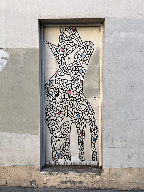 1. street art 2. jonquilles 3. module de jeu pour enfants 4. un oiseau en contrebas du pont 5. sandwich coupé en deux