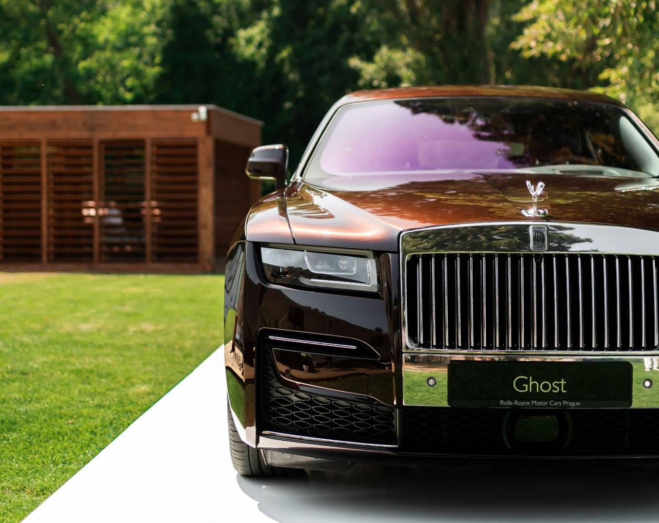 black and silver jeep grand cherokee parked on green grass field during daytime