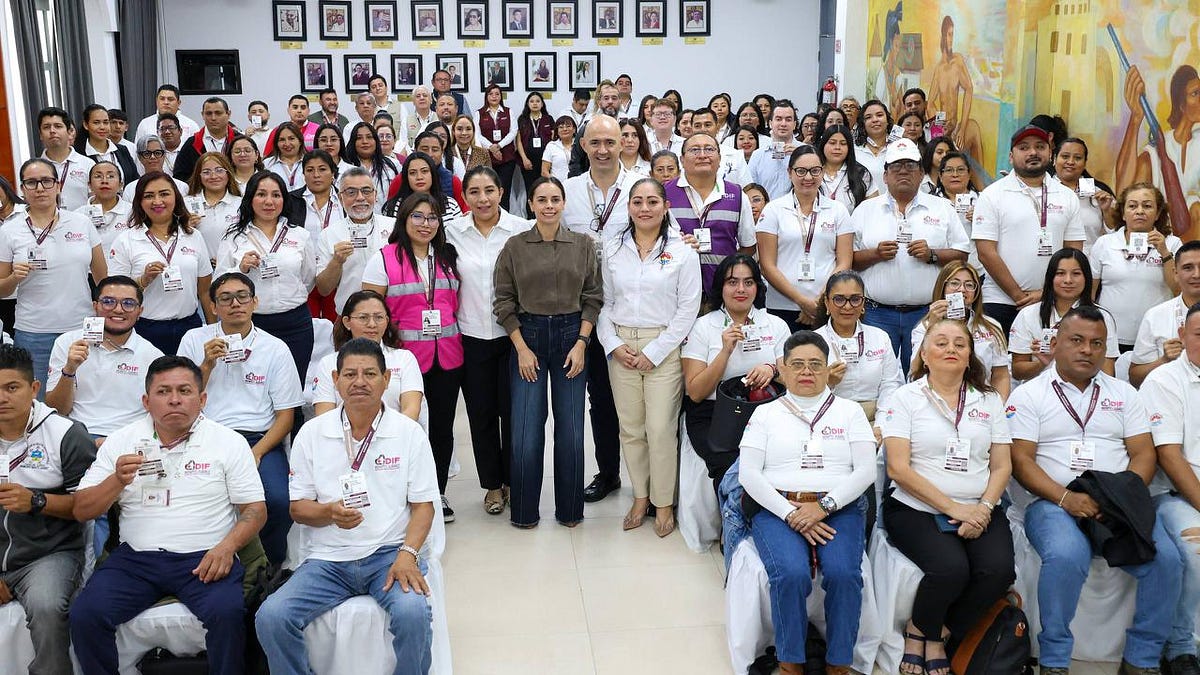 Entrega Ana Paty Peralta gafetes de identificación a personal del DIF BJ