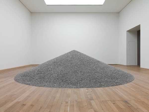 觀眾隔著欄杆觀看《Sunflower Seeds》|來源:Tate Collection 觀眾隔著欄杆觀看《Sunflower Seeds》|來源:Tate Collection