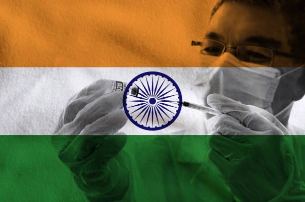 medicinsk forskare med skyddande ansiktsmask och skyddshandskar som håller coronavirus vaccin glasflaska och fyll spruta från medicinflaska mot flagga av indien bakgrund. - covid vaccine india bildbanksfoton och bilder