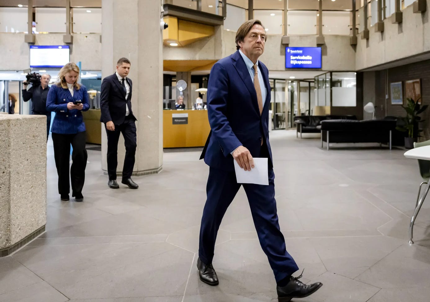 Afbeelding met kleding, schoeisel, persoon, person

Door AI gegenereerde inhoud is mogelijk onjuist.