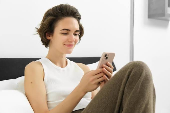 Woman looking at phone Images - Free Download on Magnific (formerly Freepik)