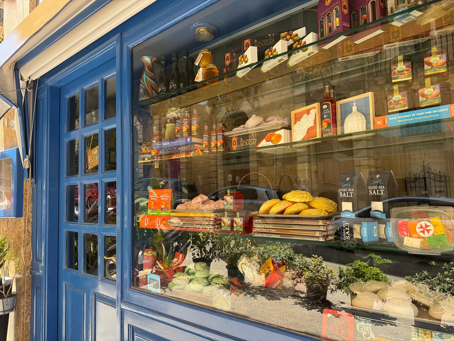 Aufnahme eines Süßwaren-Schaufensters in Valletta, Malta Aufnahme eines Süßwaren-Schaufensters in Valletta, Malta