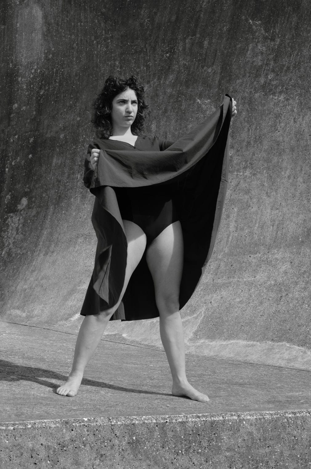 The Standard, 2024 (they stray, they persist, they thunder). From a hitherto unseen collection by Agnès Geoffray – gestures of resistance, defence, uprising, flight or escape, portraits of female figures who confront the violence of confinement. The Standard, 2024 (they stray, they persist, they thunder). From a hitherto unseen collection by Agnès Geoffray – gestures of resistance, defence, uprising, flight or escape, portraits of female figures who confront the violence of confinement.