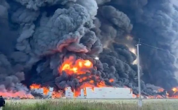 Thick black smoke billows into the sky after Ukraine's attack on the Wildberries warehouses Thick black smoke billows into the sky after Ukraine's attack on the Wildberries warehouses