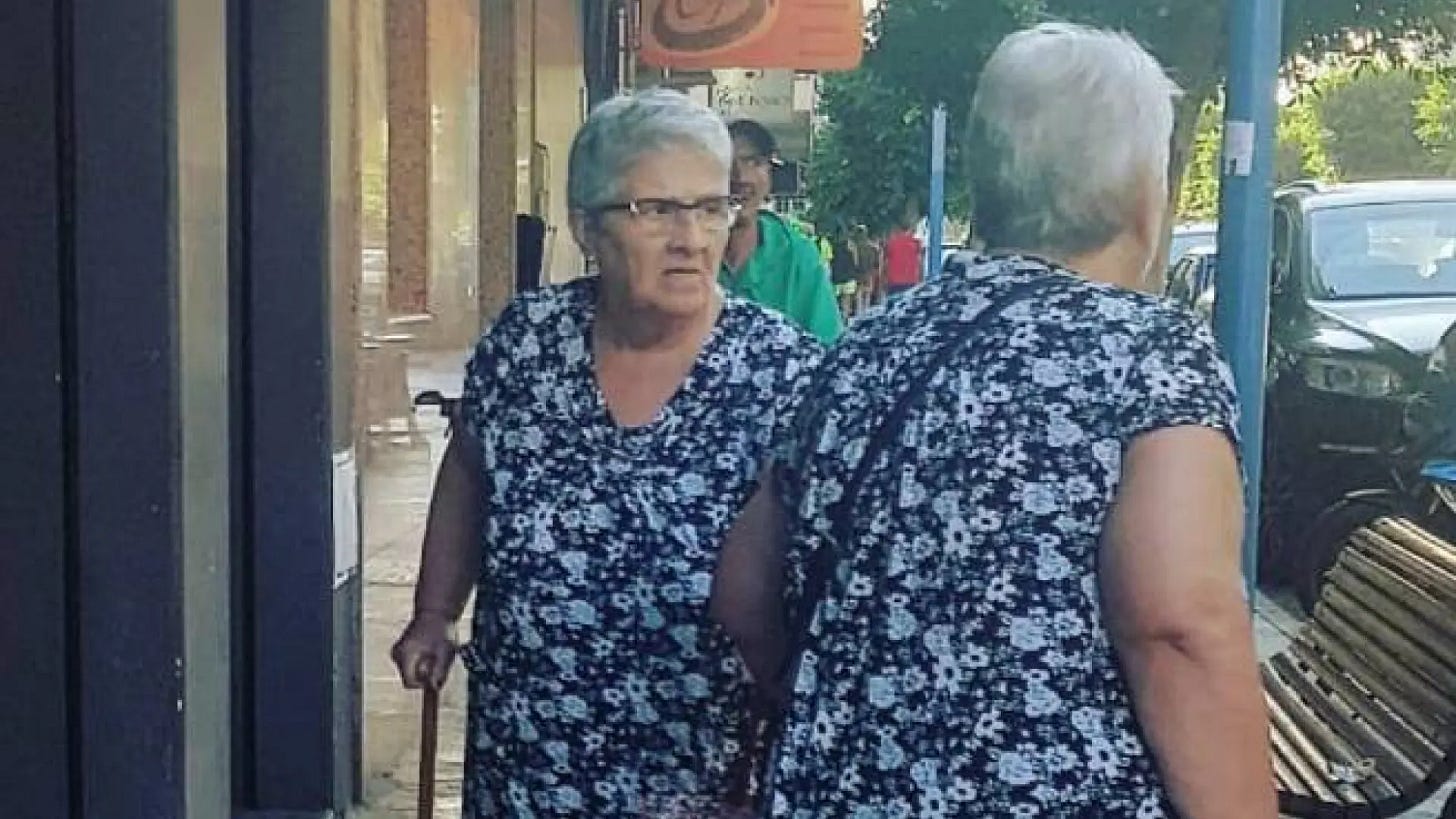 Aluvión de memes en Twitter con la hilarante imagen de dos ancianas con el mismo  vestido: "Un fallo en Matrix"
