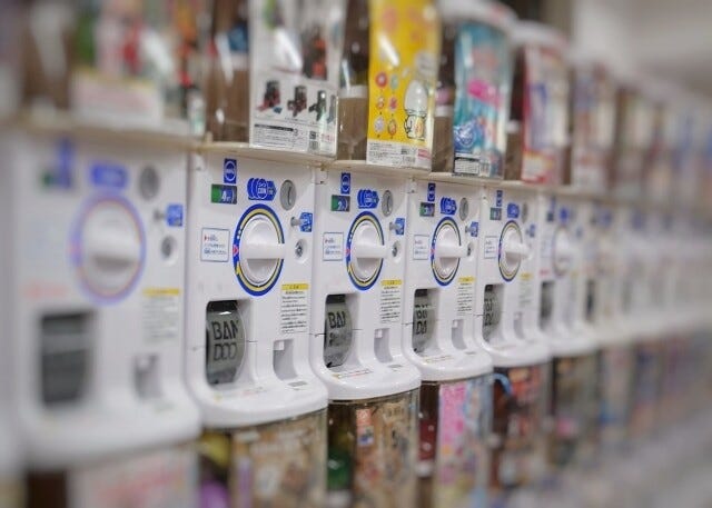 これな～んだ? わかればあなたも雑学王(116) 【難易度2】"ガチャガチャ"の正式名称を知ってる? | マイナビニュース