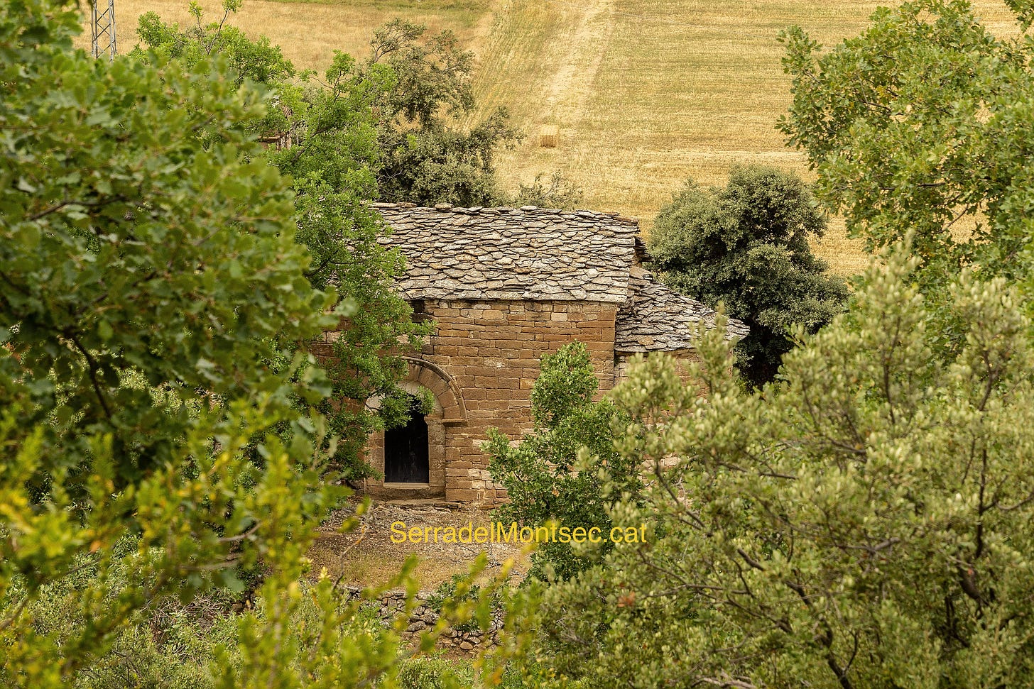 Ermita de Fabregada, centre religiós d’aplec tradicional dels pobles veïns de La Feica. Montsec d’Ares. Sant Esteve de la Sarga, Pallars Jussà. Lleida, Catalunya.