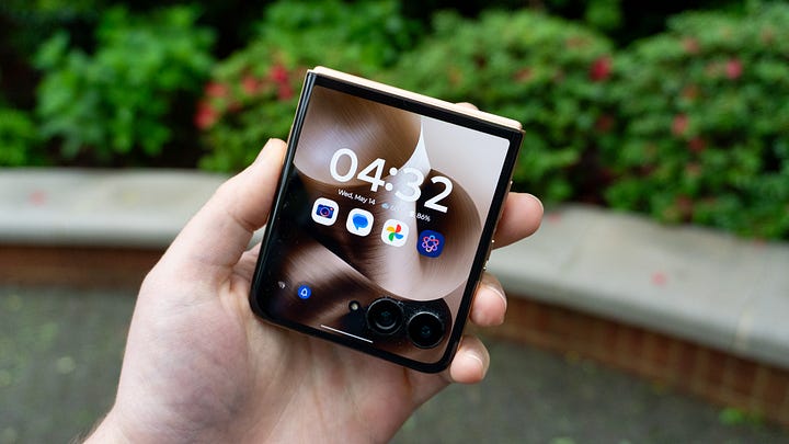 Moto Razr Ultra 2025 design