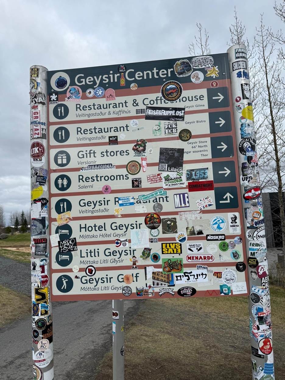 A sign with many signs

AI-generated content may be incorrect.