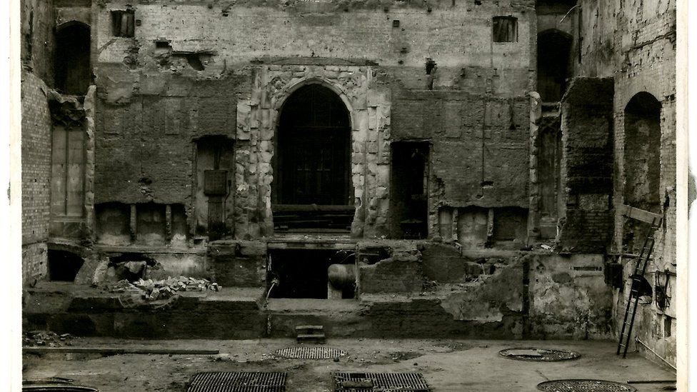 In pictures: Commons marks 80 years since WW2 bombing - BBC News