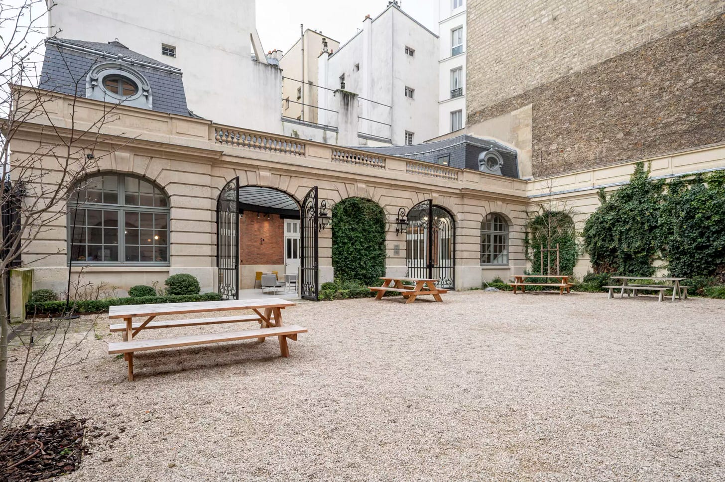 Photo of the interior courtyard of CCFS-Sorbonne French language and French civilization school