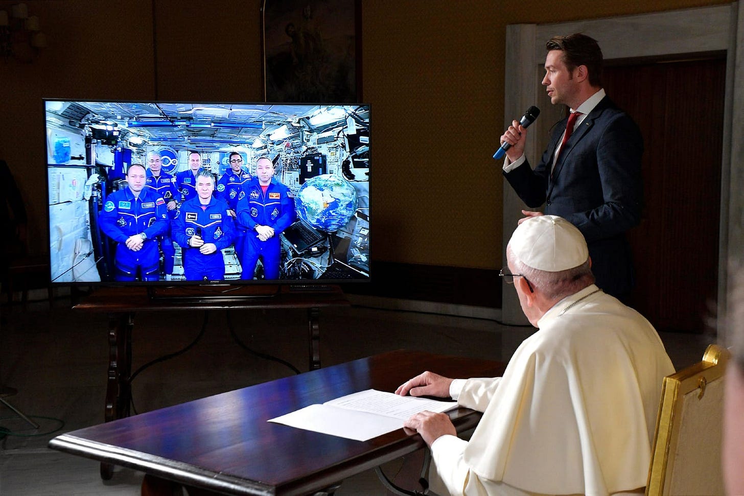 Pope Francis Dials the Heavens, Gets Philosophical With Astronauts Aboard Space Station Pope Francis Dials the Heavens, Gets Philosophical With Astronauts Aboard Space Station