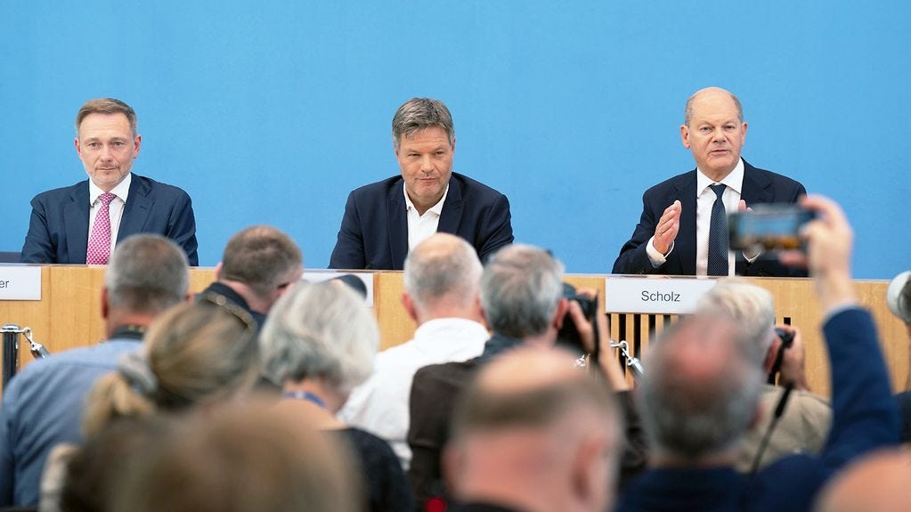 Christian Lindner, Robert Habeck und Olaf Scholz (v.l.n.r) sitzen in der Bundespressekonferenz. Der Kanzler spricht. Christian Lindner, Robert Habeck und Olaf Scholz (v.l.n.r) sitzen in der Bundespressekonferenz. Der Kanzler spricht.