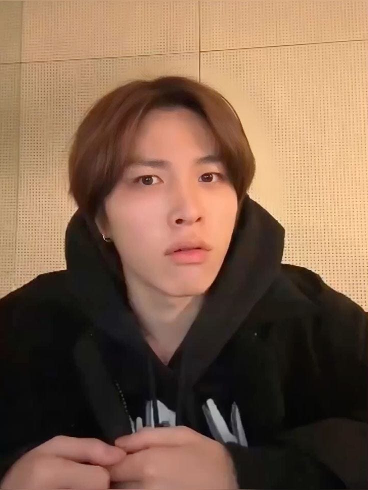  Junghwan sampai memegangi dadanya sok kaget