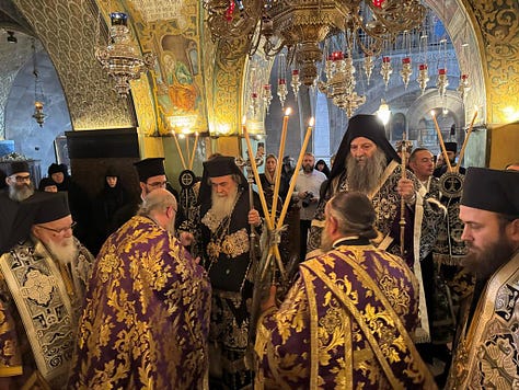 Παρασημοφόρηση τοῦ Πατριάρχη Σερβίας Πορφυρίου ἀπὸ τὸν Πατριάρχη Ἱεροσολύμων Θεόφιλο