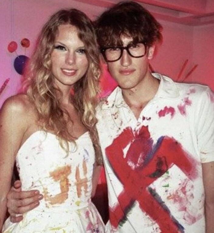Taylor poses with a Swastika : r/SwiftlyNeutral