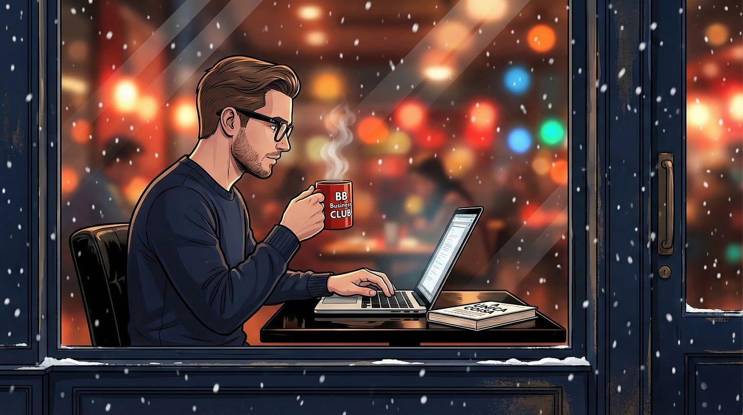 Ilustração de um empreendedor solo focado trabalhando em um café com vista para a neve, bebendo em uma caneca vermelha com a marca 'BB Business Club'. Sobre a mesa, ao lado do laptop rodando o Google NotebookLM, está o livro 'A Única Coisa', simbolizando o foco essencialista. A imagem representa a transformação de leitura densa em aprendizado passivo via áudio para aumentar a produtividade
